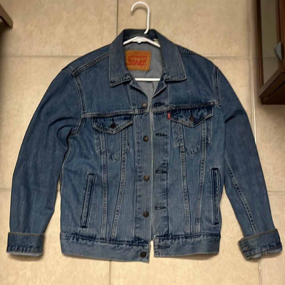 Men Levis denim jacket.